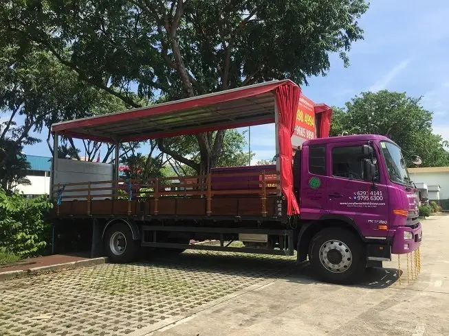 9 tonne canopy lorry with tailgate